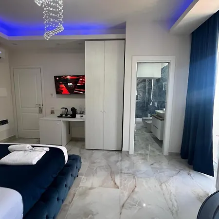 La Romantique And Tropea *