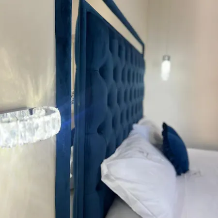 La Romantique And Tropea *