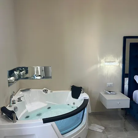 La Romantique And Tropea