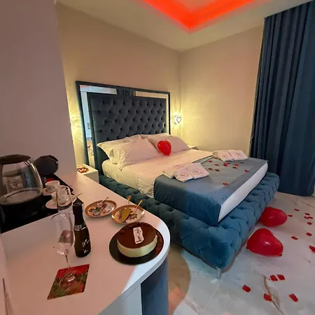 La Romantique And Tropea *